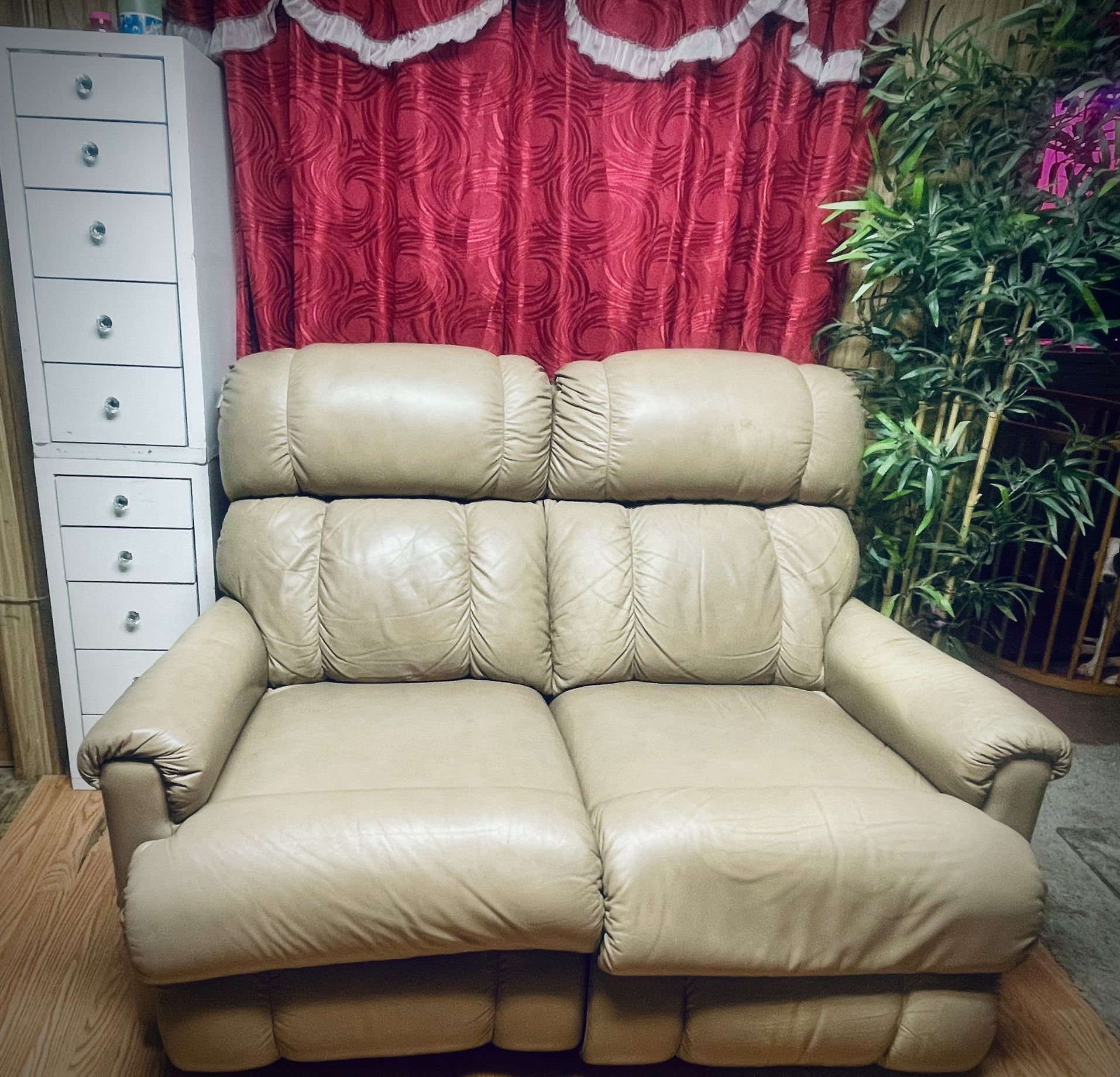 ❇️✳️❇️ Dual Recliner Faux Leather Love Seat