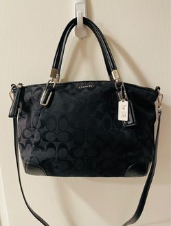 Beautiful COACH Madison signature Kelsey black satchel/shoulder bag