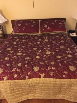 Bed coverlet , queen size