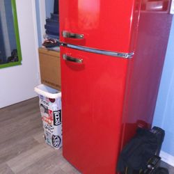 Frigidare Apartment fridge 7.5 Cubic Feet