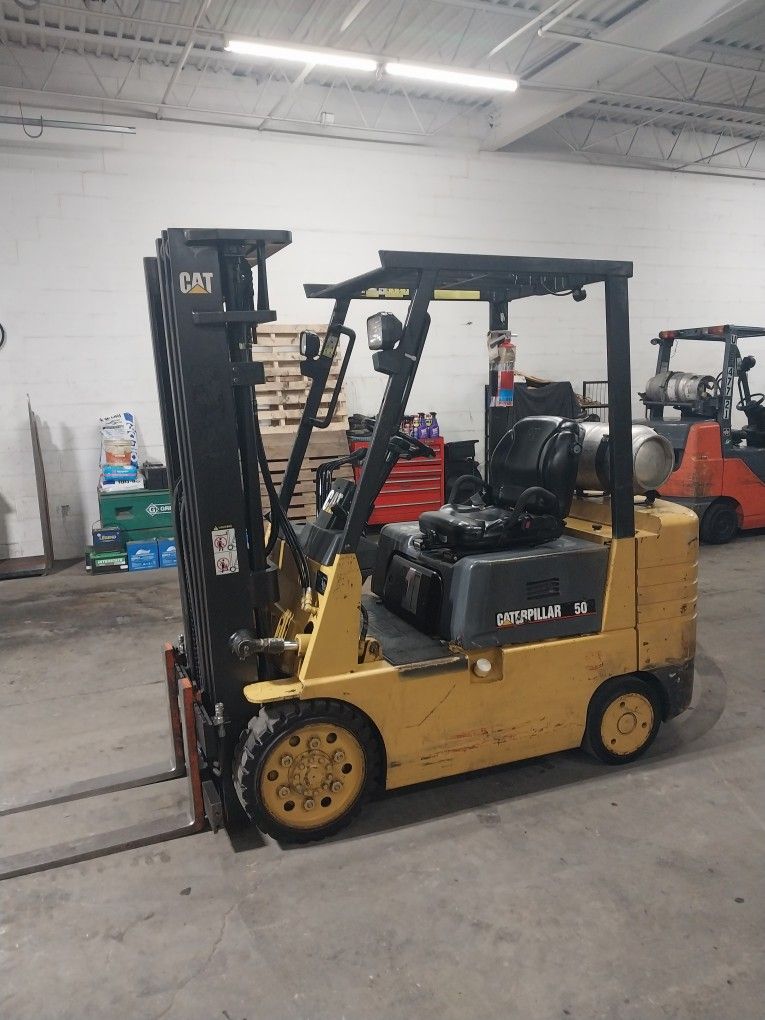 Caterpillar 5000 LB. Capacity 3 Stage Forklift 