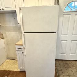 GE fridge. Works Great. 