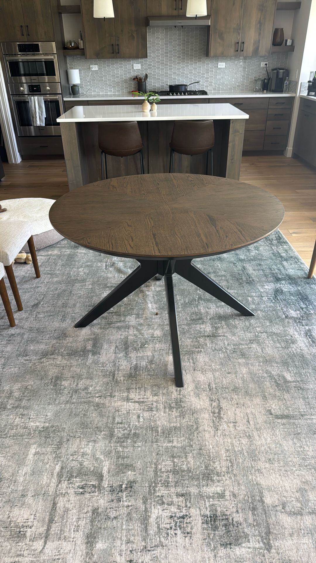 47in Round Table