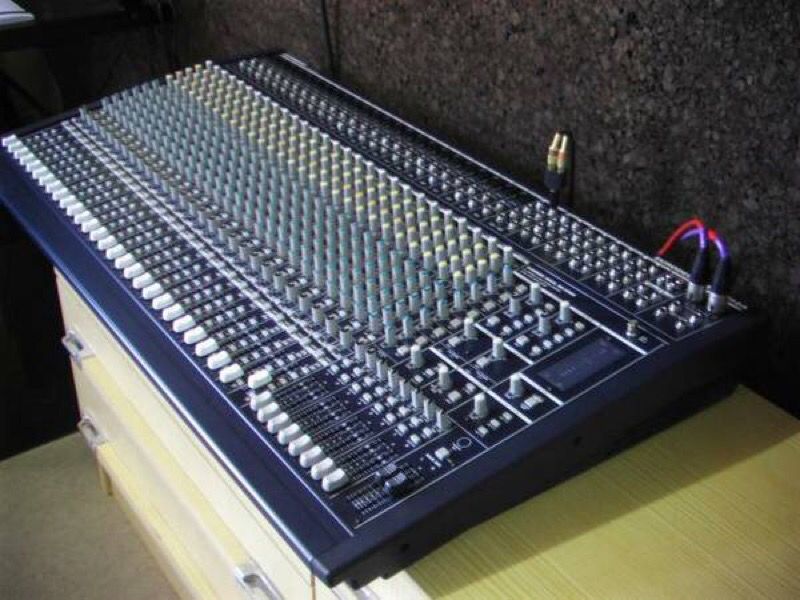 Behringer Eurodesk mx3282a