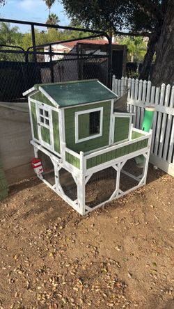 ADORABLE SMALL COOP HEN DEN