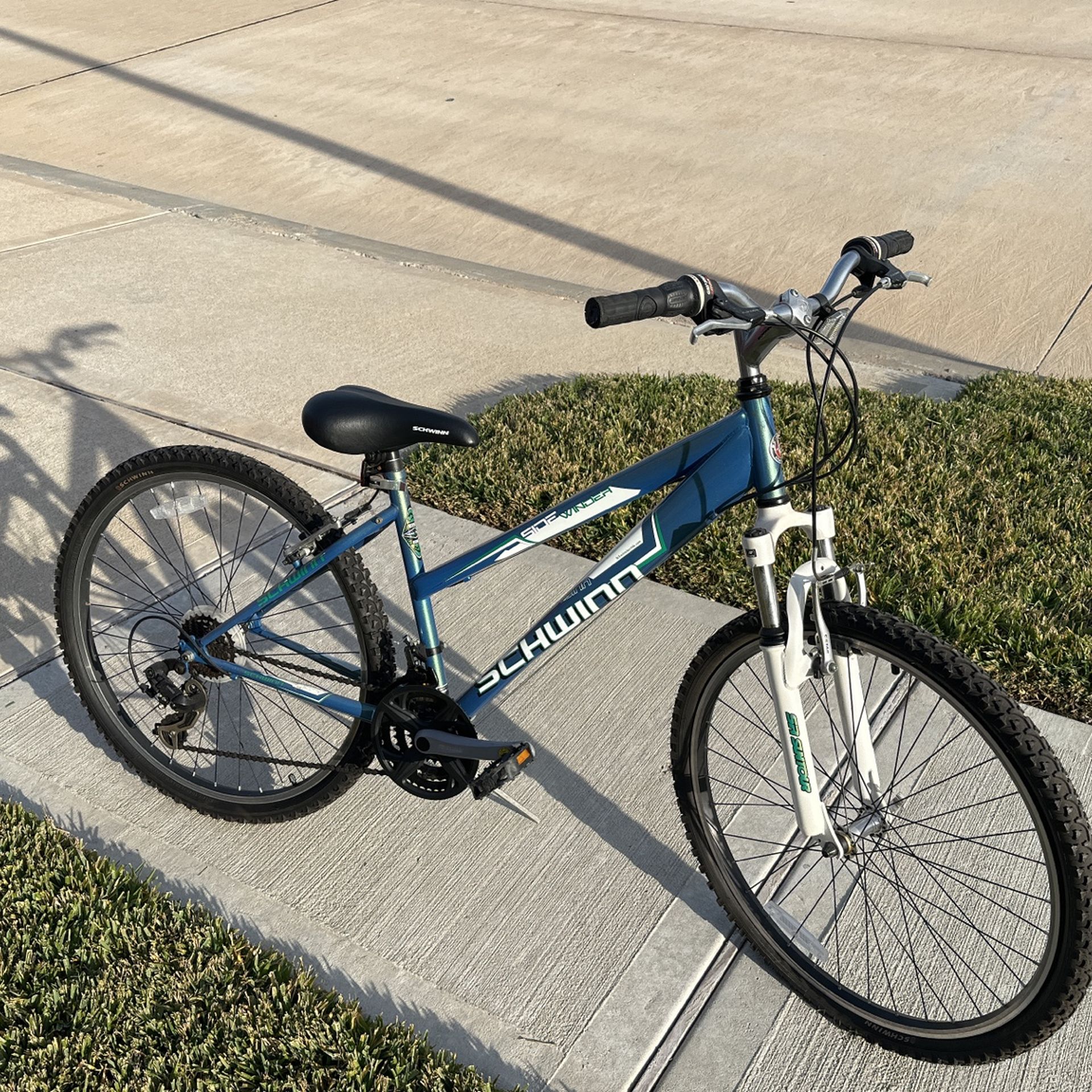 SCHWINN SIDEWINDER 18 SPEED WOMEN’s MOUNTAIN BIKE