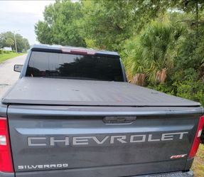 TRI FOLD SOFT TONNEAU TRUCK BED COVER FOR CHEVROLET SILVERADO CREW CAB OR ANY PICK UP WITH SIZE 6.0 BY 5.8