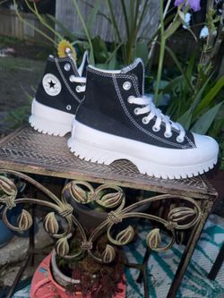 *Brand New Women’s Converse sz 5