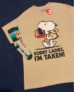 MENS PEANUTS SNOOPY TEE & SOCKS. (make a offer)