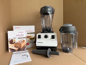WHITE VITAMIX  BLENDER (VM0103D) - EXCELLENT CONDITION + 2 PITCHERS!
