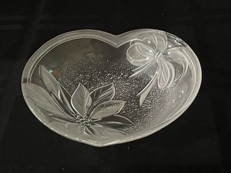 Late 20th century Savoir Vivre frosted glass heart-shaped holiday candy dish.