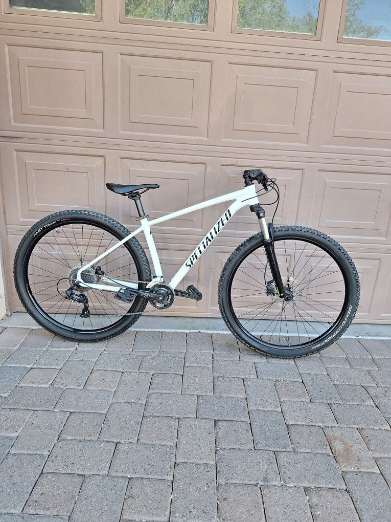 SPECIALIZED ROCKHOPPER SPORT 29 ER MOUNTAIN BIKE LIKE NEW ( CHECK MY OTHER BIKES)