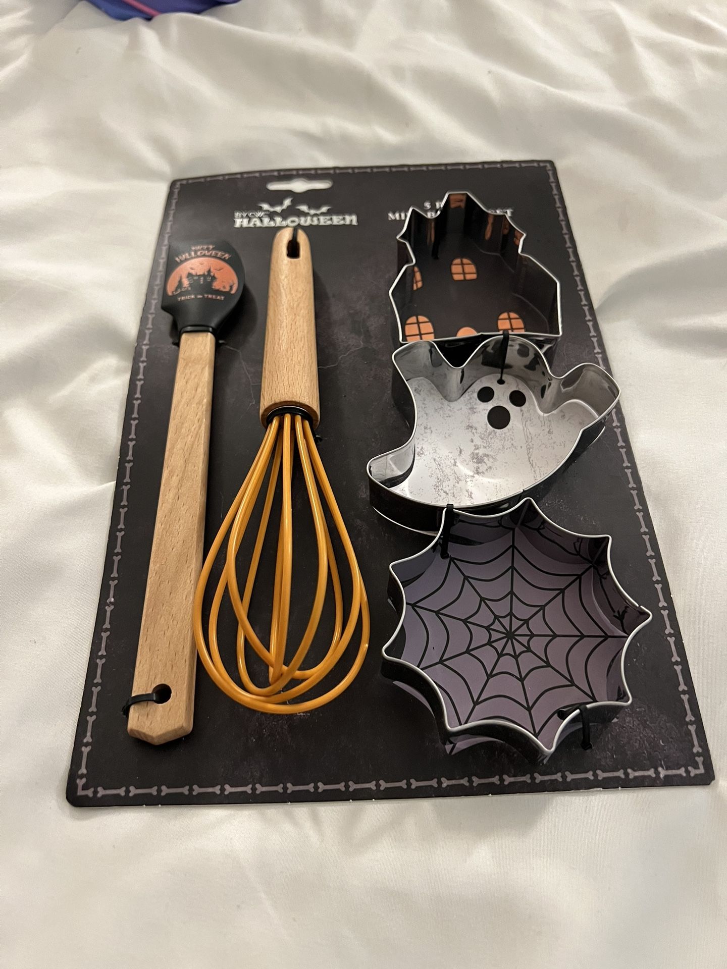New CWC Halloween 5 Piece Mini Baking Set - 3 Cookie Cutters, Whisk and Spatula!