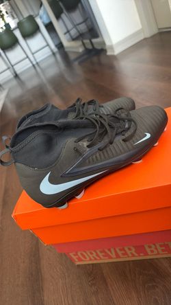 Nike phantom soccer shoes size 8.5