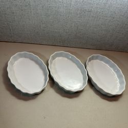 Mini Ramekins Set of 3 White Stoneware Scalloped Baking Crème Brulee Flan