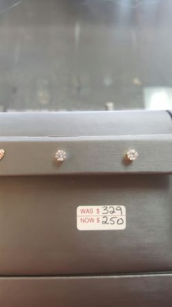 14kt gold diamond stud earring