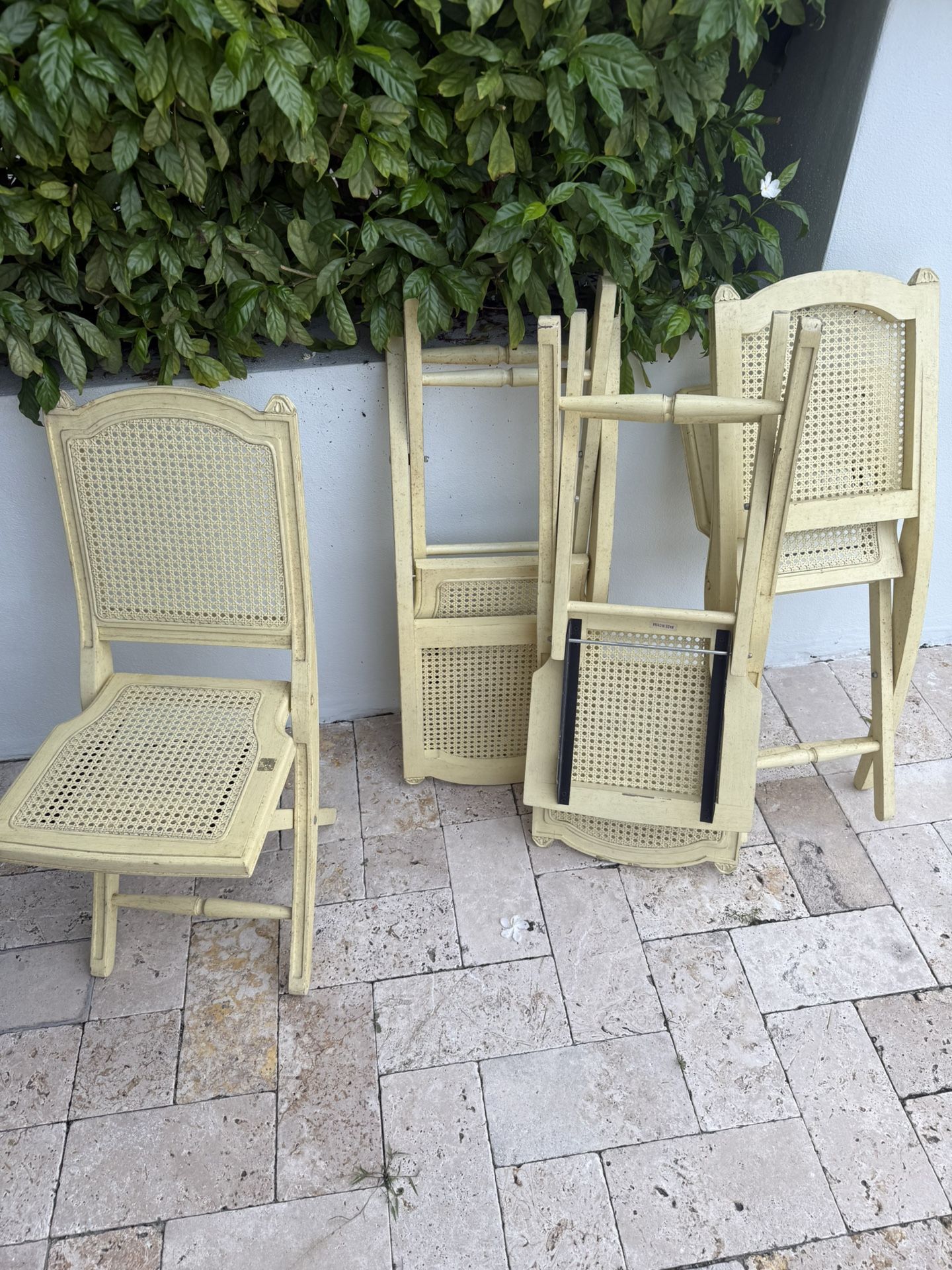 4 Foldable Wicker Chairs Great For Entertaining