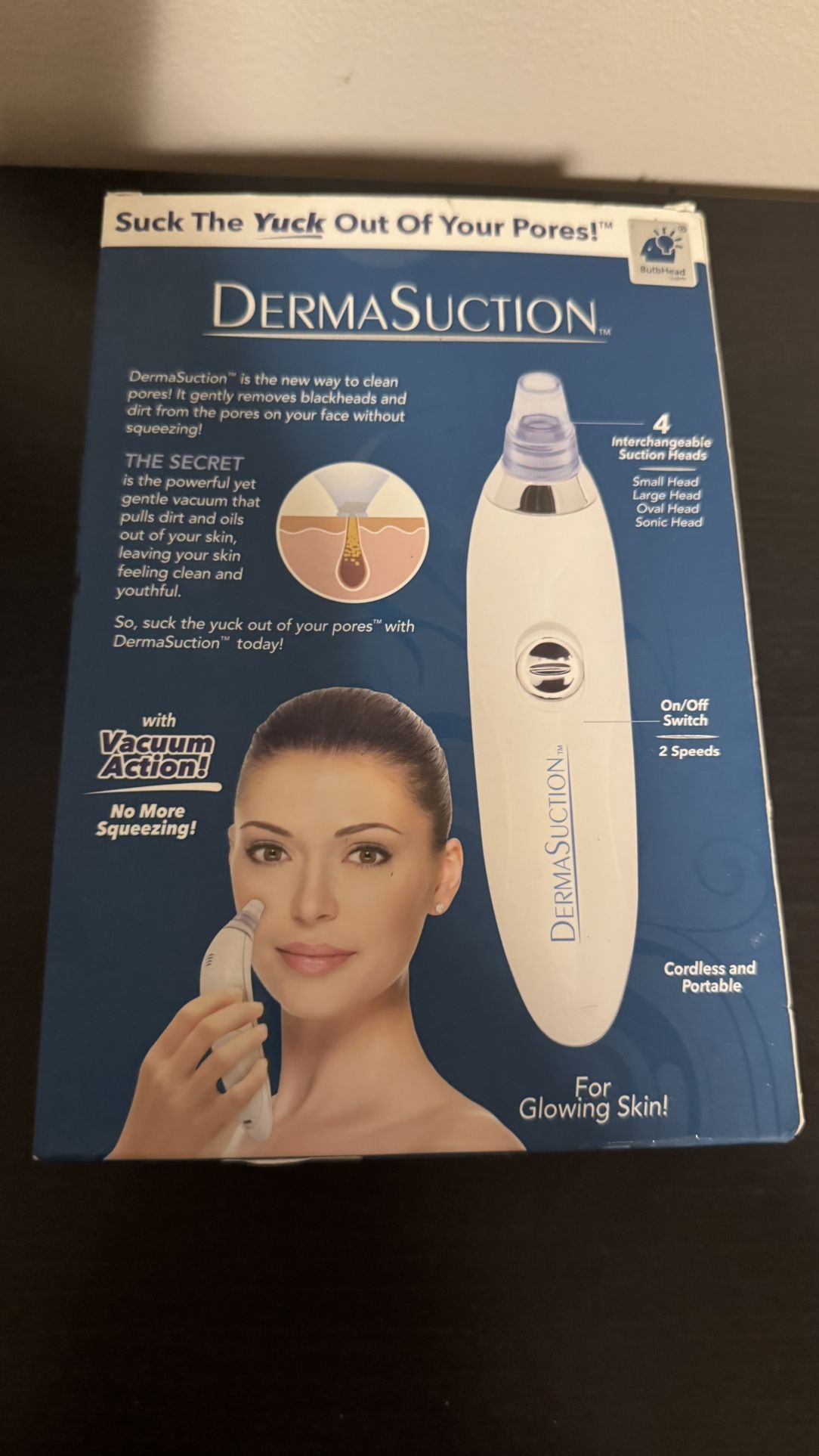 Pore cleaning device with vacuum action