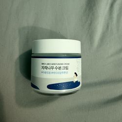 Round lab birch juice mostrizing cream