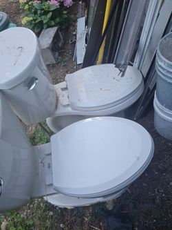 Free Two excellent toilets worked until recently, until American Standard removed them for free