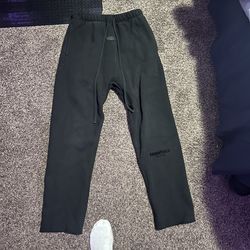Essential sweats black (uncuffed)