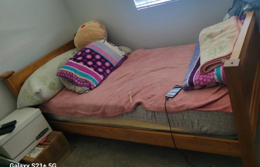 Twin Bed Frame/ Cama Twin