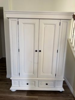 Large cabinet/Armoire