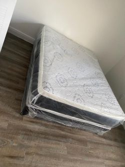 NEW QUEEN PILLOW MATTRESS AND BOX SPR+ING 2pcs