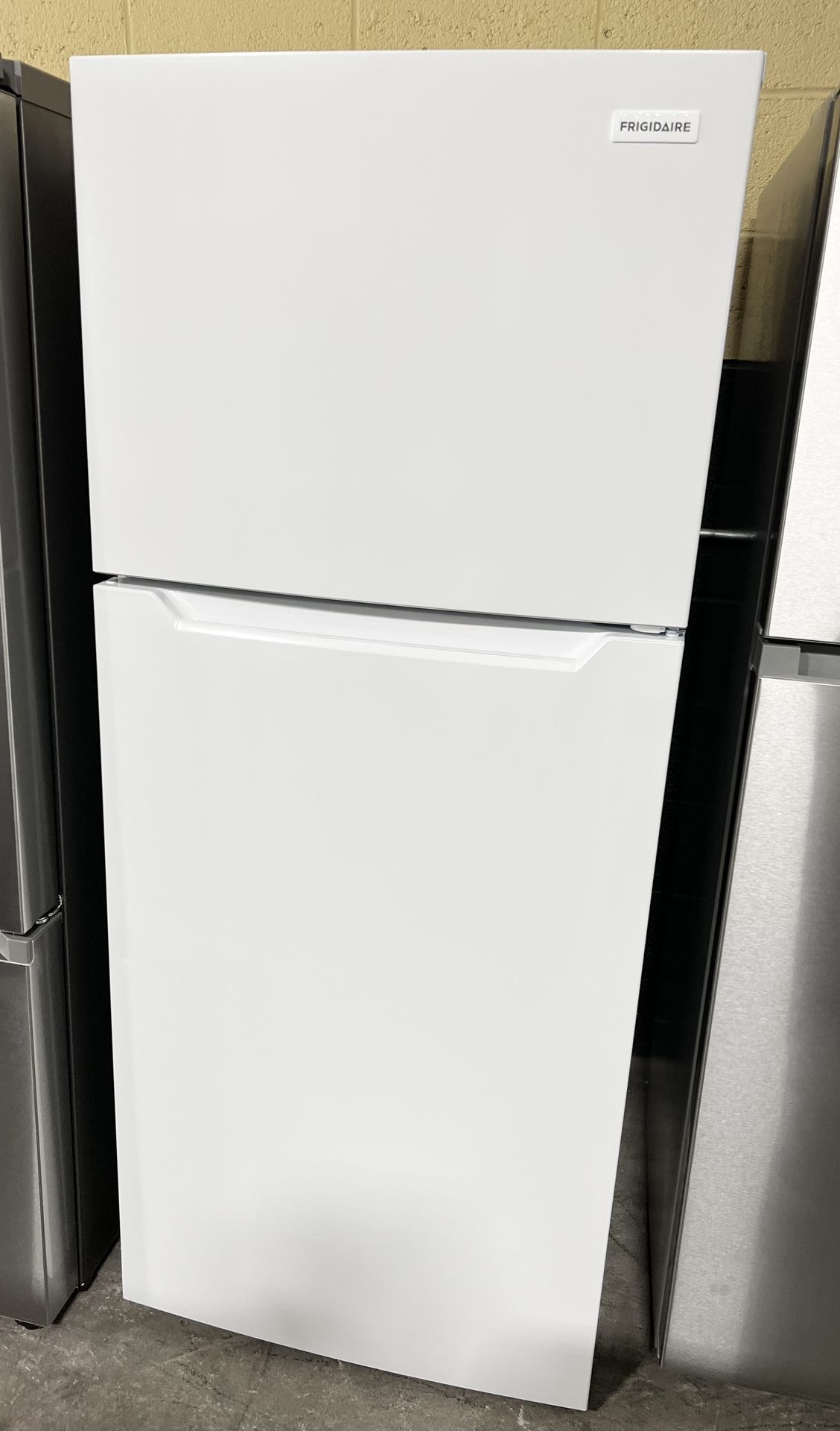 NEW 28” Top Freezer Refrigerator 17.6cu.ft.