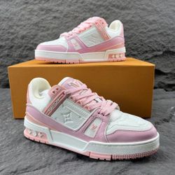 A pair of fashionable and versatile casual shoes for women