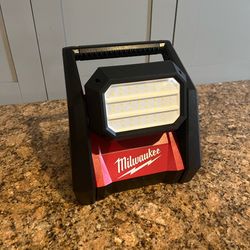 Milwaukee M18 Rover Dual Power Flood Light (Tool Only)