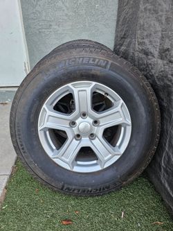 2019 Jeep Wrangler 5 rims and tire