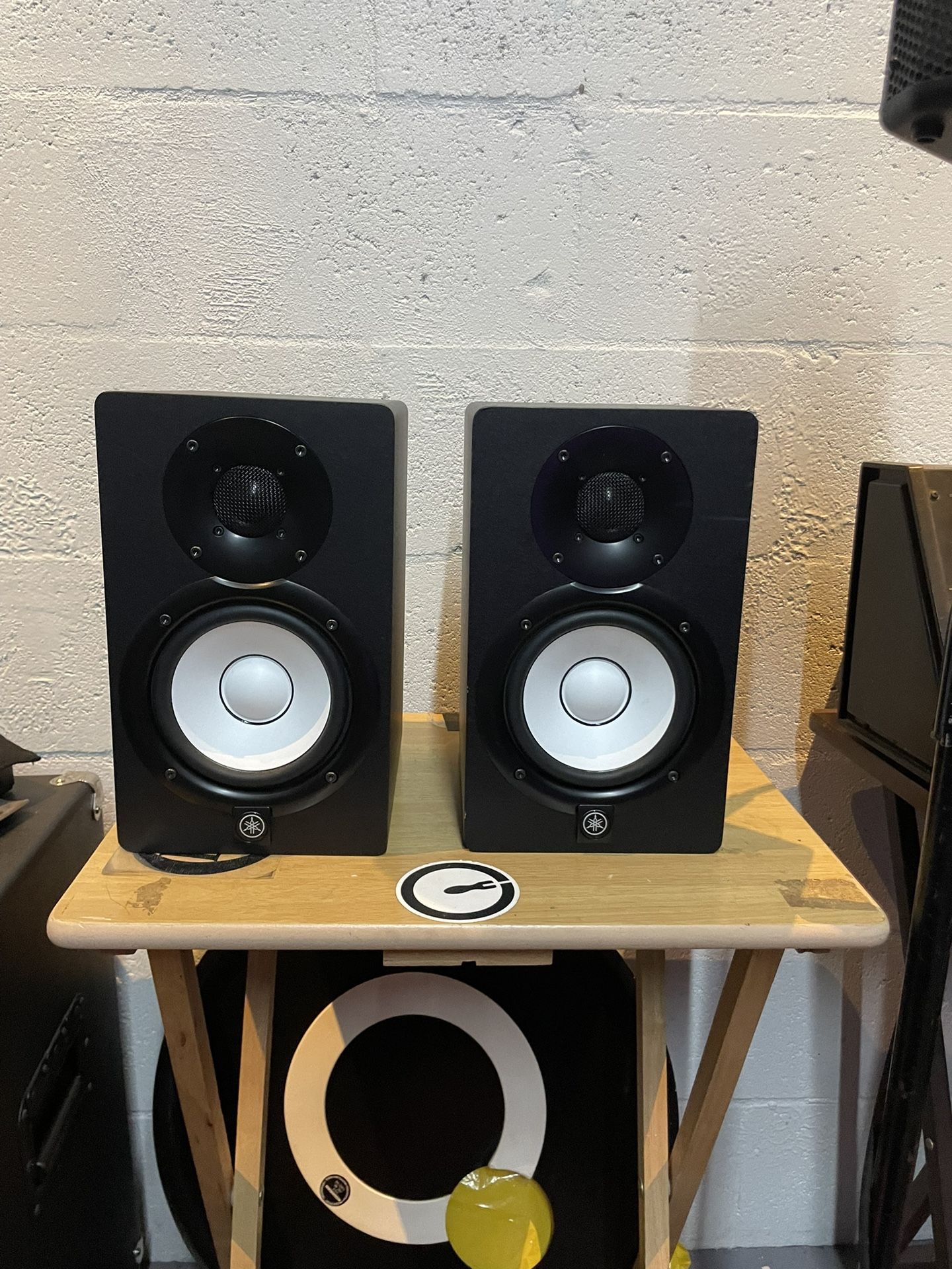 Yamaha HS5 Powered Studio Monitor.