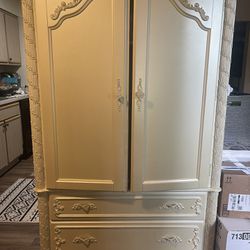 Armoire $$$100.00 OBO!! Must Go TODAY! 