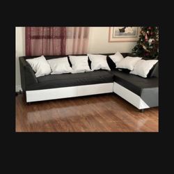 FUNiTURE -NEW SECTIONAL  BLACK AND WHITE BRAND New 
