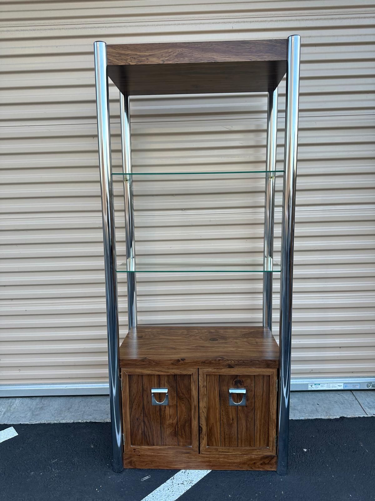 Mid century modern Chrome and faux wood shelving unit with glass shelves/ estante con repisas vidrio