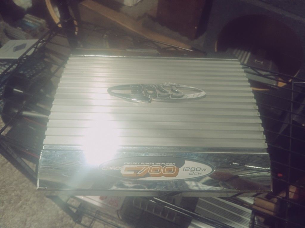 Old School Boss Chaos C700 600 W Two-channel Amplifier. Classic High Quality Old School Boss Design. Free Delivery And Demo In Portland Vancouver