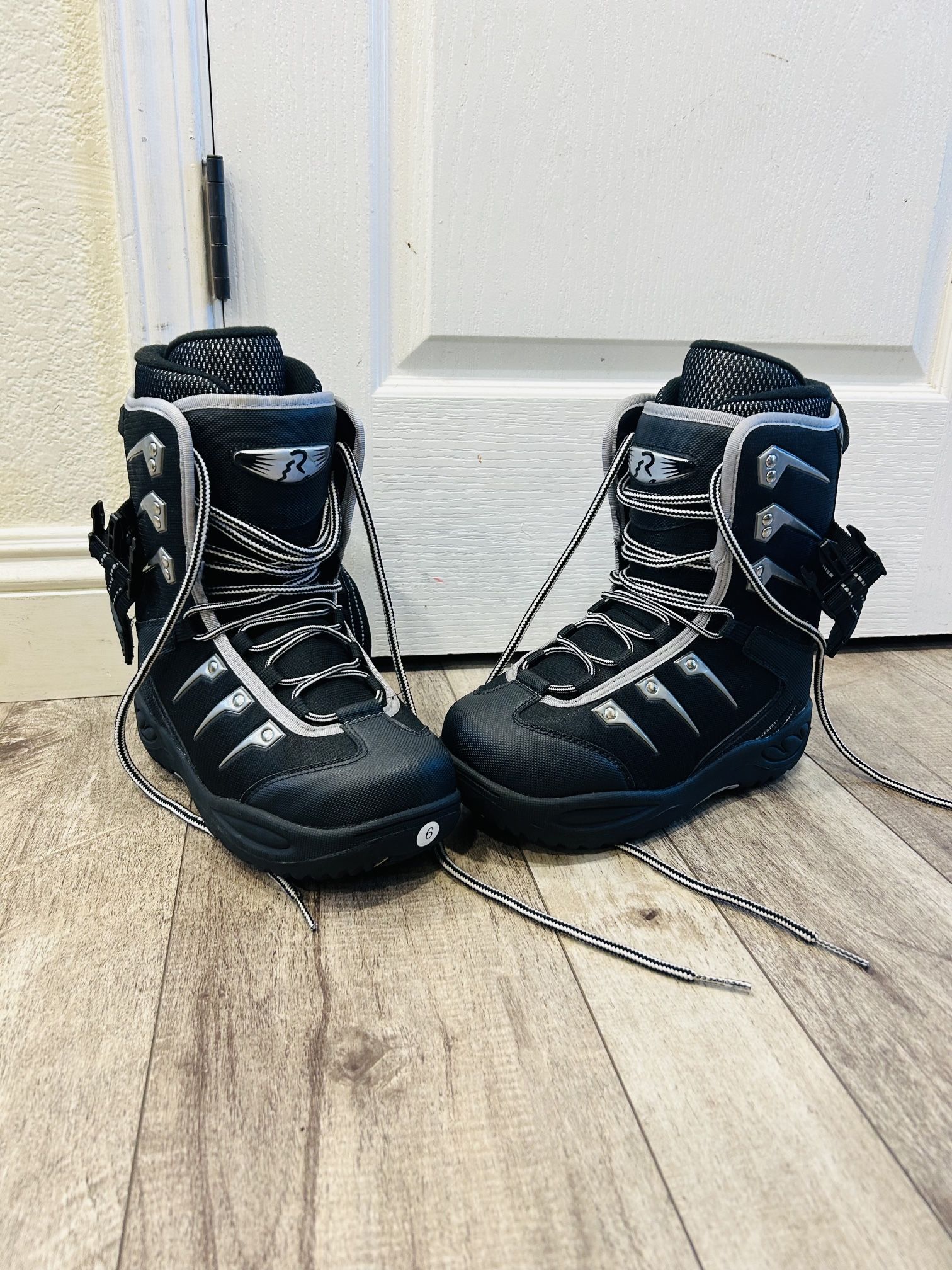 RUOUTSIDE OUTDOOR BOOTS SIZE UNISEX 6