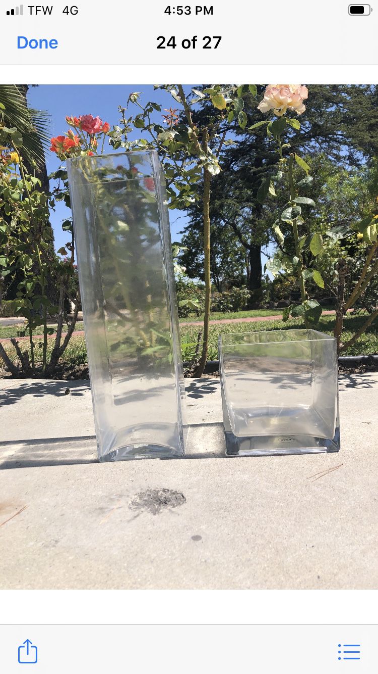 2 pieces of glass vases