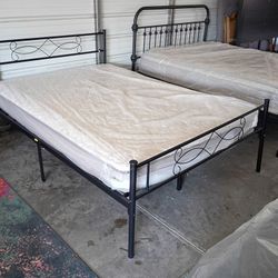 Full Size Hampton And Rhodes Spring Mattress -LIKE NEW!
