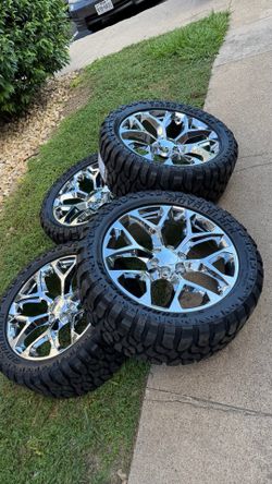 22" Chrome Snowflakes on 33x12.50R22 MT Tires
