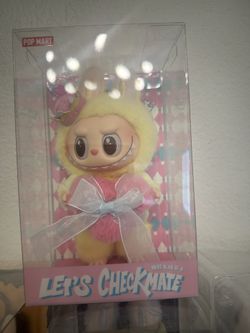 POP MART Labubu Letās Checkmate QUEEN Vinyl Face Keychain(new in box)
