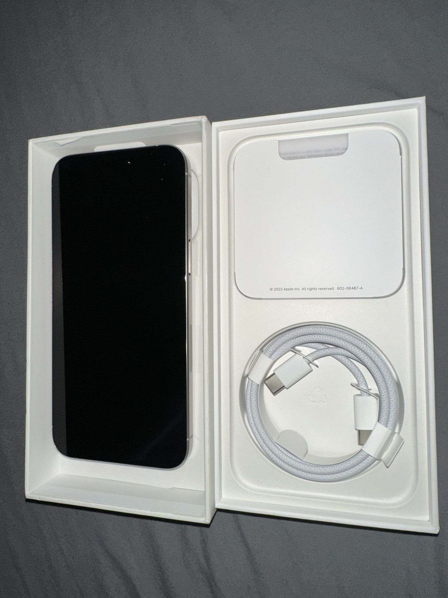 iPHONE 15 PRO MAX WHiTE 1TB FACTORY UNLOCKED