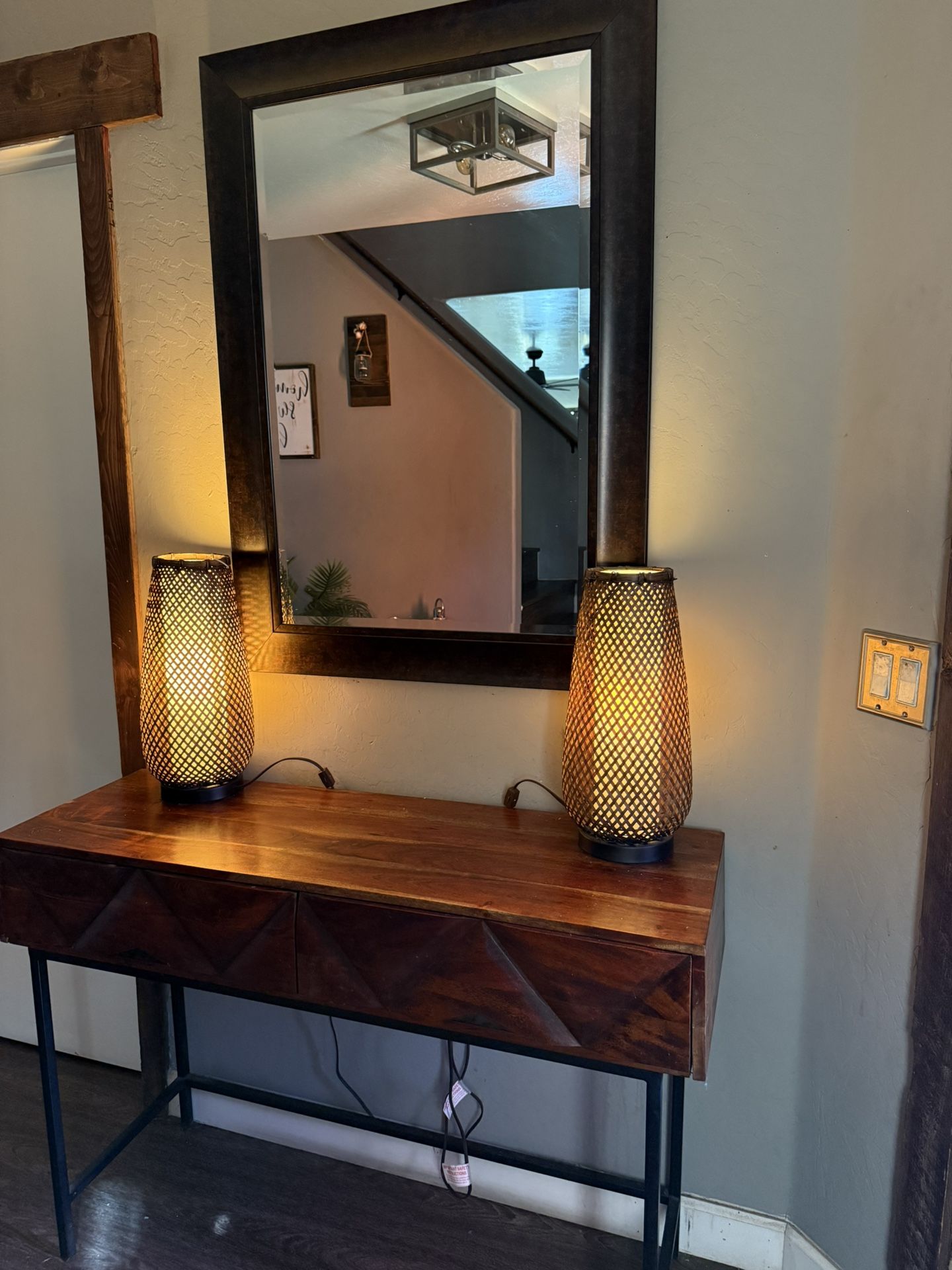 Entry Table,mirror, Lamps 