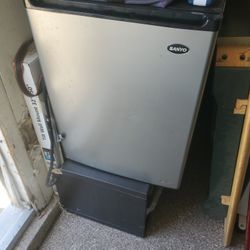 Dorm Mini Fridge 