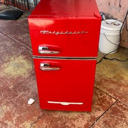 Frigidaire Retro Mini Fridge 