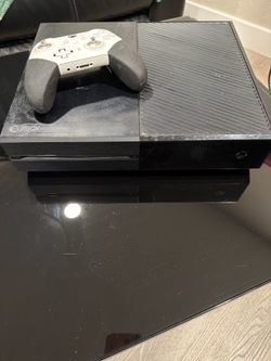 Xbox One (with CD)  (500 GB) w/ controller and downloaded games
