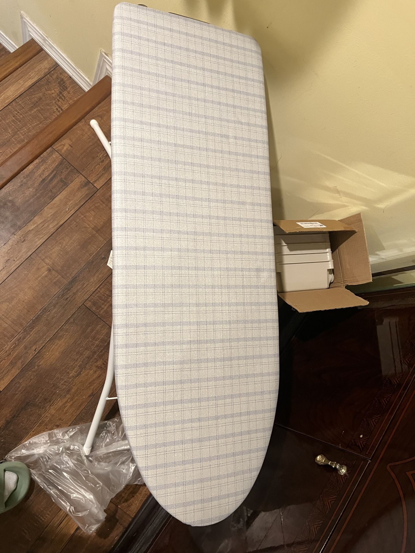 Height-adjustable ironing board, compact structure, space-saving, patented ironing board, with extra-thick heavy-duty padded cover, smart hanger for e