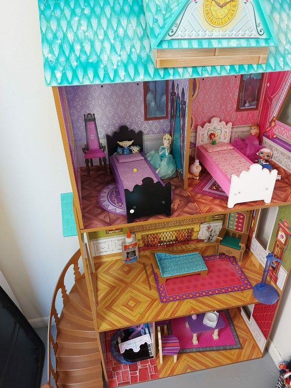 Like new Frozen house for sale ( original price was $150 and I am selling for half the price, please don't ask for lower price)