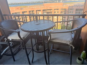 Patio Furniture Set – Excellent Condition